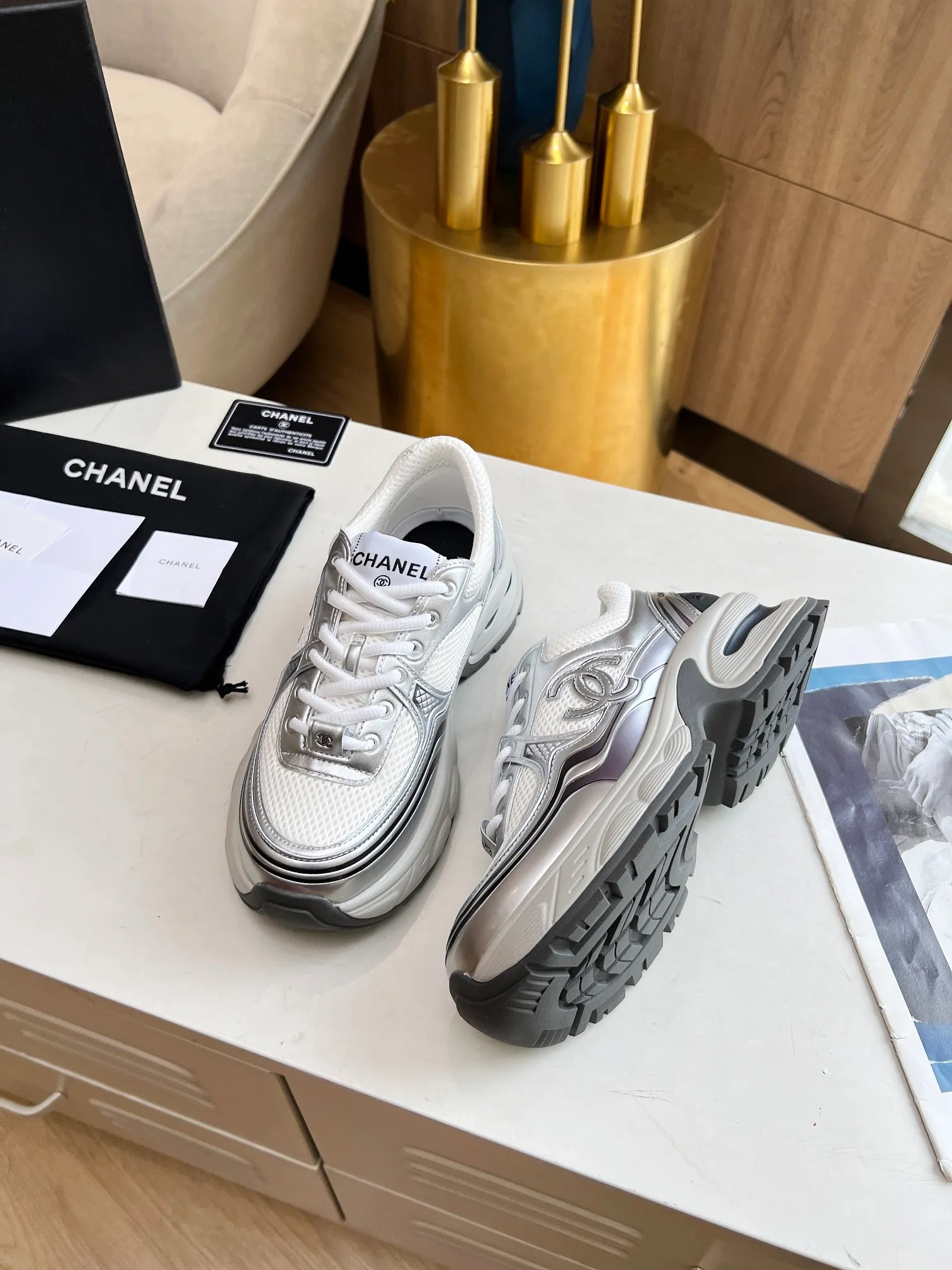 👟👟Ex-factory price 640👟👟 Women's shoe factory chanel Chanel early spring vacation series latest casual sports shoes silver white, gold white, silver gray, black and red! Incomparably beautiful and easy to wear, very light, the lining is also super soft, super comfortable, the upper is breathable, the color is high-end and durable, versatile. Upper: cowhide and cloth stitching. Inner: breathable mesh. Original foam combination outsole. Size: 35-40.